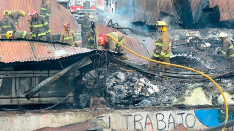 Voraz incendio en corralón municipal de Morón