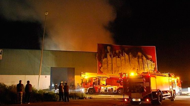 Cuatro bomberos heridos, dos graves, en deflagración