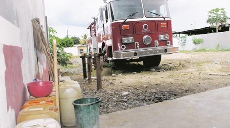 Carro de bomberos donado se pudre en un patio
