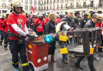 Los bomberos vascos trasladan sus protestas a las instituciones alavesas