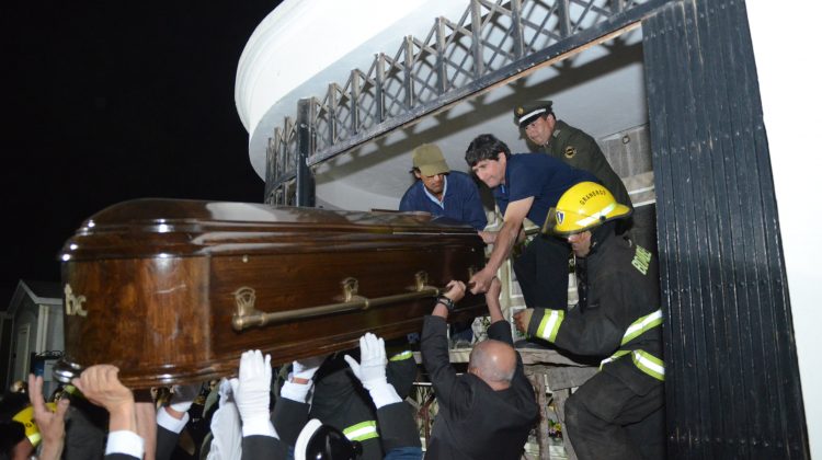 Multitudinaria despedida al bombero más antiguo de Graneros