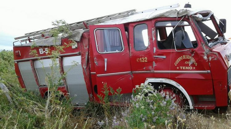 Carro bomberos volcó cuando se dirigía a una emergencia