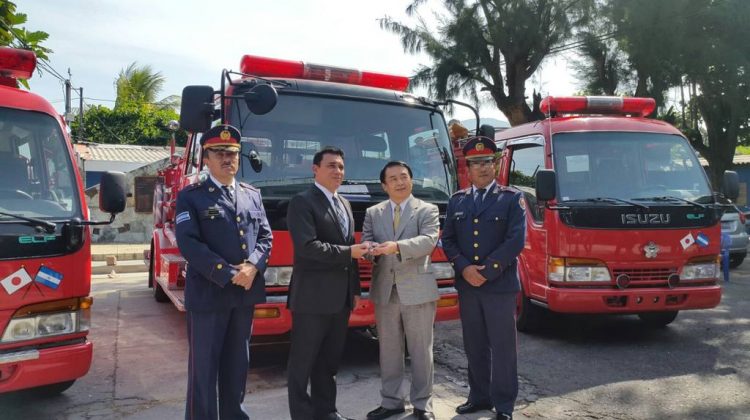 Gobierno de Japón realiza donativo al cuerpo de bomberos salvadoreño