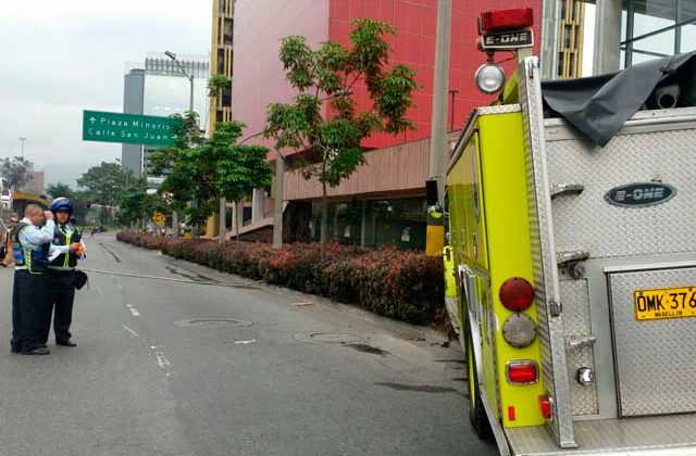 Un carro de bomberos en Medellín colisión contra poste