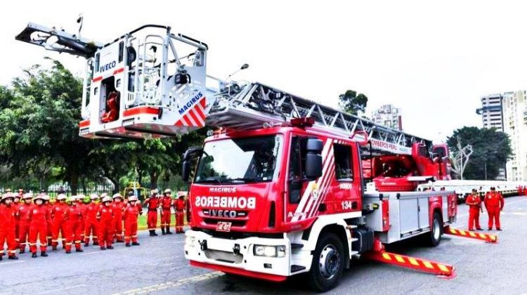Entregan ambulancias y escaleras mecanicas a bomberos