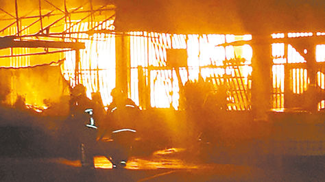 Voraz incendio destruye supermercado “Q’ Barato”