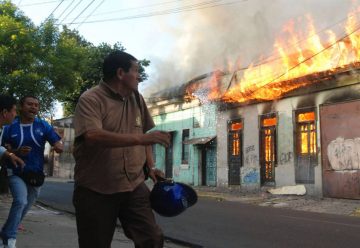 Voraz incendio destruye 5 viviendas en el Centenario