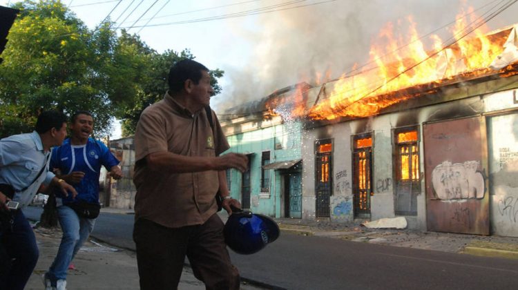 Voraz incendio destruye 5 viviendas en el Centenario
