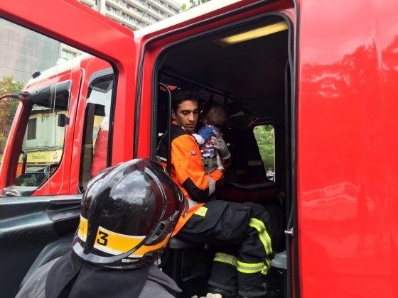 Bombero impide que niño vea heridos tras accidente