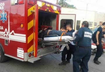 Choca una ambulancia de Bomberos Voluntarios contra una motocicleta