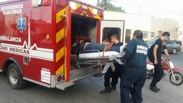 Choca una ambulancia de Bomberos Voluntarios contra una motocicleta