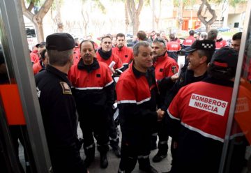 Los bomberos protestan en Abenarabi contra la reorganización de los turnos de trabajo