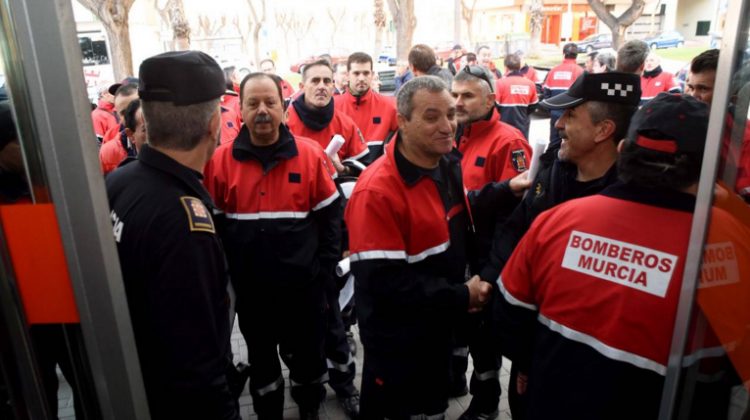 Los bomberos protestan en Abenarabi contra la reorganización de los turnos de trabajo