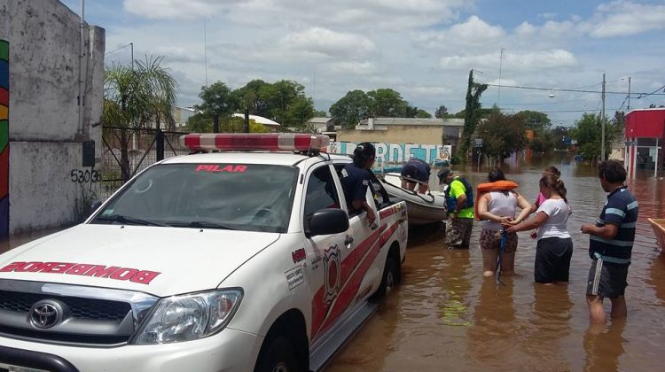 Bomberos Voluntarios en las tareas por las inundaciones del Litoral