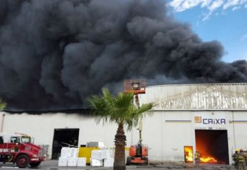 Incendio en bodegas en Nuevo León; un bombero lesionado