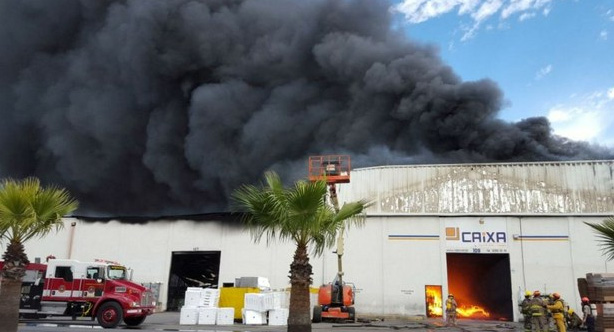Incendio en bodegas en Nuevo León; un bombero lesionado