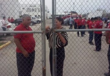 Bomberos toman edificio de Protección Civil.