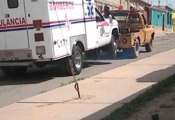 Unidad de Bomberos choca contra un poste cuando iban a un accidente