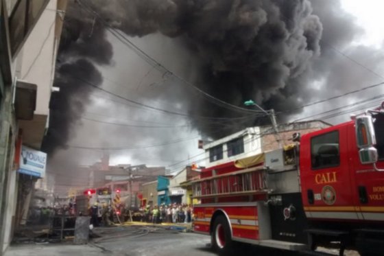 Bomberos atienden voraz incendio en el centro de Cali
