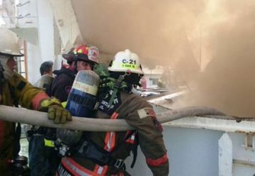 Bomberos de Guayaquil controlaron incendio de un barco