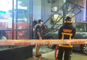 Automóvil terminó incrustado en el frente de la Tercera Compañía de Bomberos de Santiago