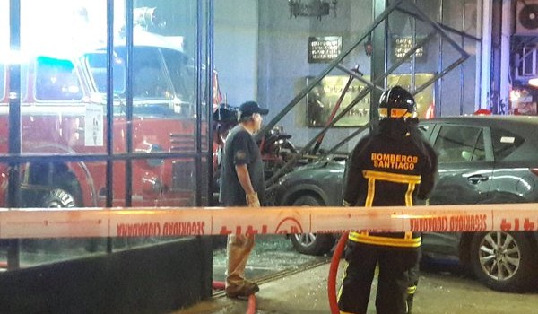 Automóvil terminó incrustado en el frente de la Tercera Compañía de Bomberos de Santiago