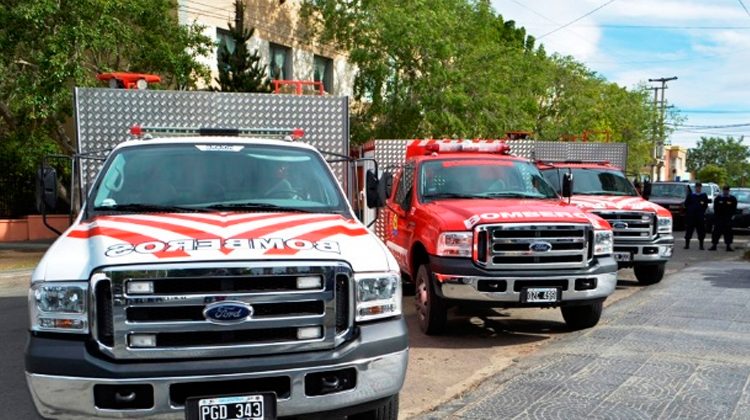 Entrega de equipamiento para cuarteles de bomberos de la provincia