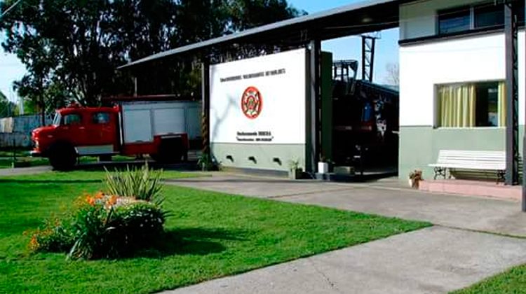 Les robaron a los bomberos mientras apagaban un incendio