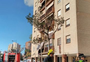 Bombero herido en la extinción de un aparatoso incendio