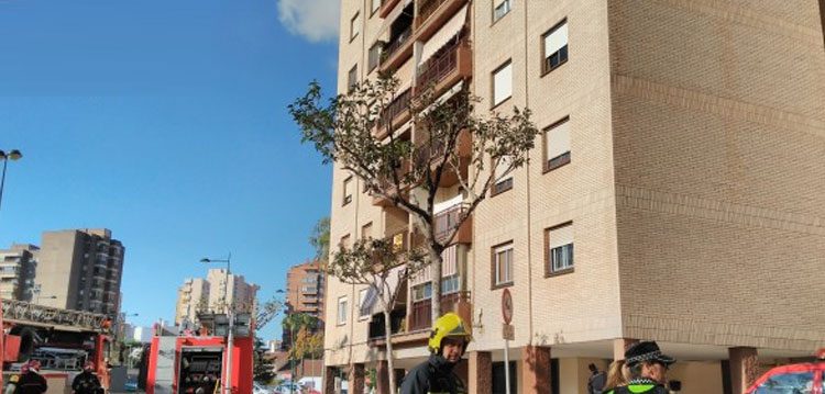 Bombero herido en la extinción de un aparatoso incendio