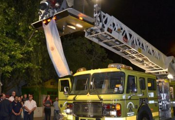 Bomberos Voluntarios presentó su autobomba con escalera