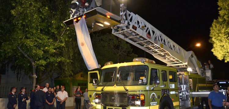 Bomberos Voluntarios presentó su autobomba con escalera