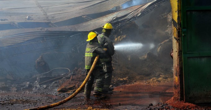 Voraz incendio en depósito de comida para perros