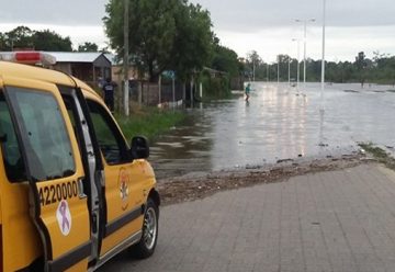 Los bomberos trabajan sin descanso por las inundaciones del Litoral