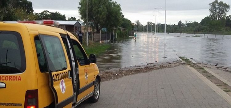 Los bomberos trabajan sin descanso por las inundaciones del Litoral