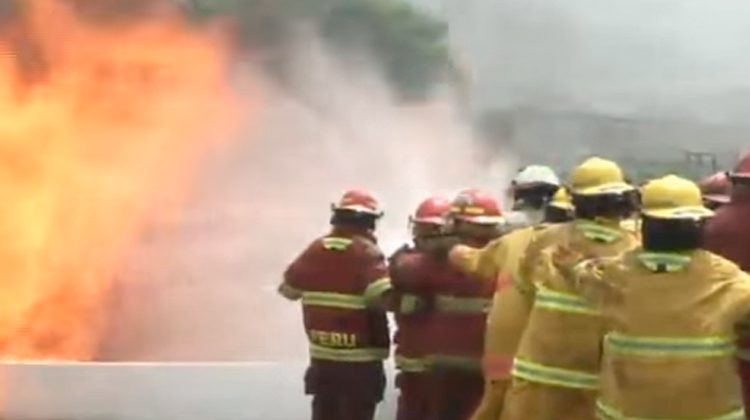 Mujer bombero terminó con quemaduras en demostración