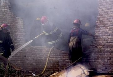Bomberos controlaron un incendio en una fábrica
