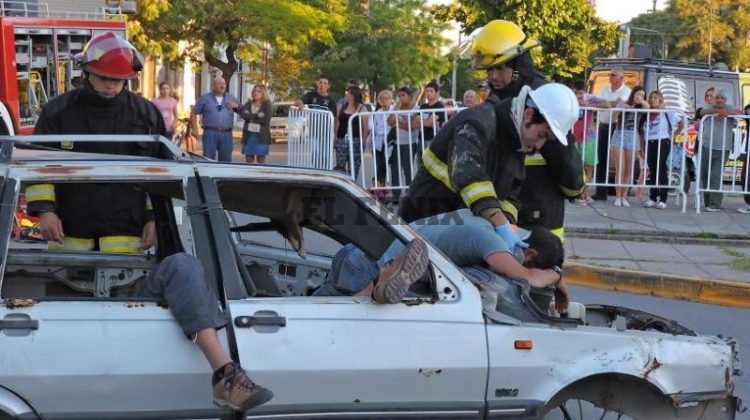 Bomberos Voluntarios realizó un simulacro de un accidente