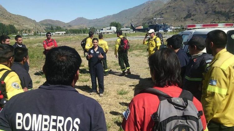 Brigadistas son instruidos para trabajar con el «helibalde»