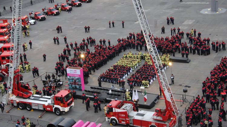Entregan a bomberos de la CDMX equipo y vehículos modernos