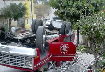 Vuelca camión de bomberos y hay tres lesionados