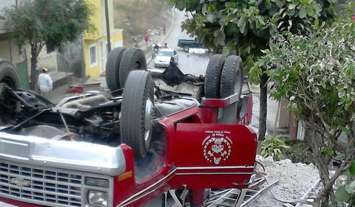 Vuelca camión de bomberos y hay tres lesionados