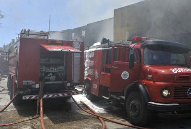 Gran incendio en un depósito de caucho en Rosario