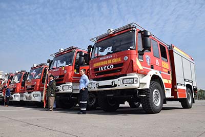 Entregan 55 nuevos carros bomba en Chile