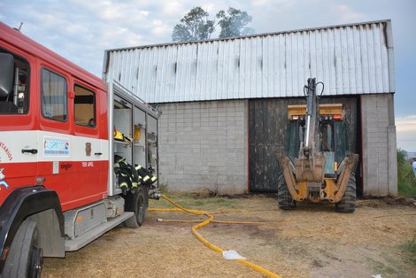 Se incendió un galpón y trabajaron tres dotaciones de Bomberos para extinguir el fuego