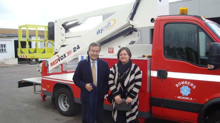 Un nuevo camión de bomberos para el puerto de Maó