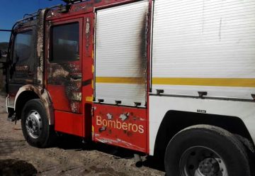 Un incendio de cañar atrapó a una dotación de bomberos de Villena