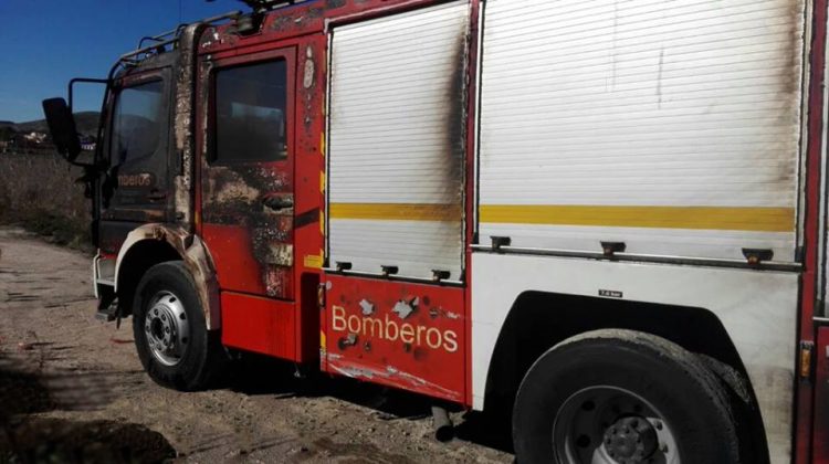 Un incendio de cañar atrapó a una dotación de bomberos de Villena