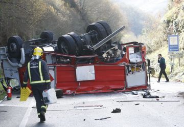 Los bomberos de Chantada vuelcan cuando iban a apagar un incendio