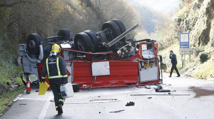 Los bomberos de Chantada vuelcan cuando iban a apagar un incendio